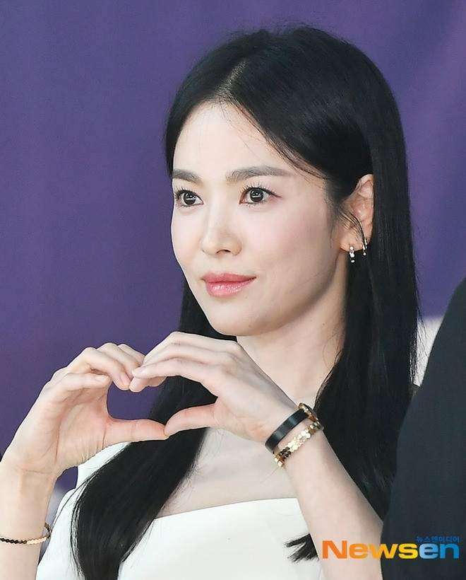 Thông qua những bức ảnh cận, khán giả khen Song Hye Kyo có làn da ít khuyết điểm. Những năm qua, cô trung thành với kiểu trang điểm nhẹ, tiết chế phụ kiện và trang sức. Diễn viên Trái tim mùa thu thậm chí được khen trẻ hơn so với thời mới nổi tiếng toàn châu Á, dự thảm đỏ với lối trang điểm đậm, không phù hợp gương mặt. Thông qua những bức ảnh cận, khán giả khen Song Hye Kyo có làn da ít khuyết điểm. Những năm qua, cô trung thành với kiểu trang điểm nhẹ, tiết chế phụ kiện và trang sức. Diễn viên Trái tim mùa thu thậm chí được khen trẻ hơn so với thời mới nổi tiếng toàn châu Á, dự thảm đỏ với lối trang điểm đậm, không phù hợp gương mặt.