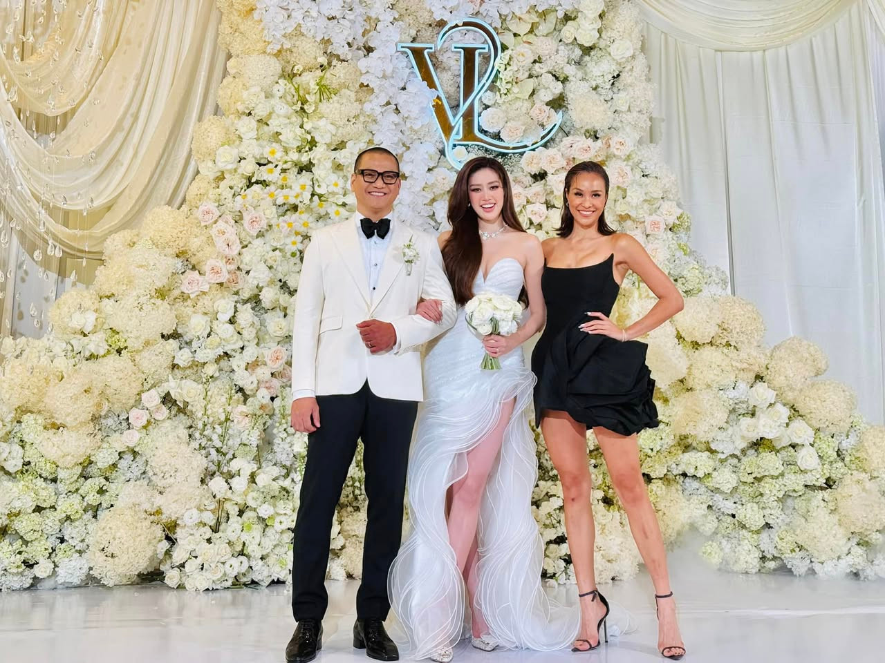 Phương Mai khoe hình thể săn chắc, chân dài với thiết kế cúp ngực, chân váy cao trên gối.