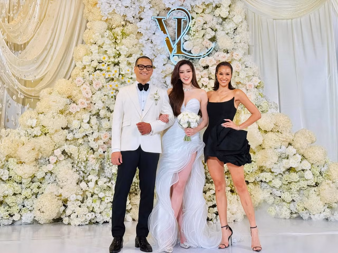 Phương Mai khoe hình thể săn chắc, chân dài với thiết kế cúp ngực, chân váy cao trên gối.