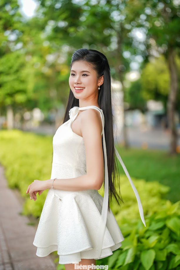 Bảo Hà nói việc đăng ký thi Hoa hậu Việt Nam là quyết định mang tính bước ngoặt, thay đổi hoàn toàn con người cô. Khi được hỏi về bốn trụ cột Nhan sắc - Văn hóa - Trí tuệ và Cống hiến ở Hoa hậu Việt Nam, cô gái 23 tuổi nói cô nỗ lực từng ngày để đáp ứng các tiêu chí, nhất là yếu tố Cống hiến. "Lúc chưa tham gia Hoa hậu Việt nam, tôi luôn ý thức việc trau dồi lòng nhân ái, sự trắc ẩn, mong muốn cống hiến cho cộng đồng. Đó là đức tính, hình mẫu của người phụ nữ Việt Nam mà tôi hướng tới", cô chia sẻ.