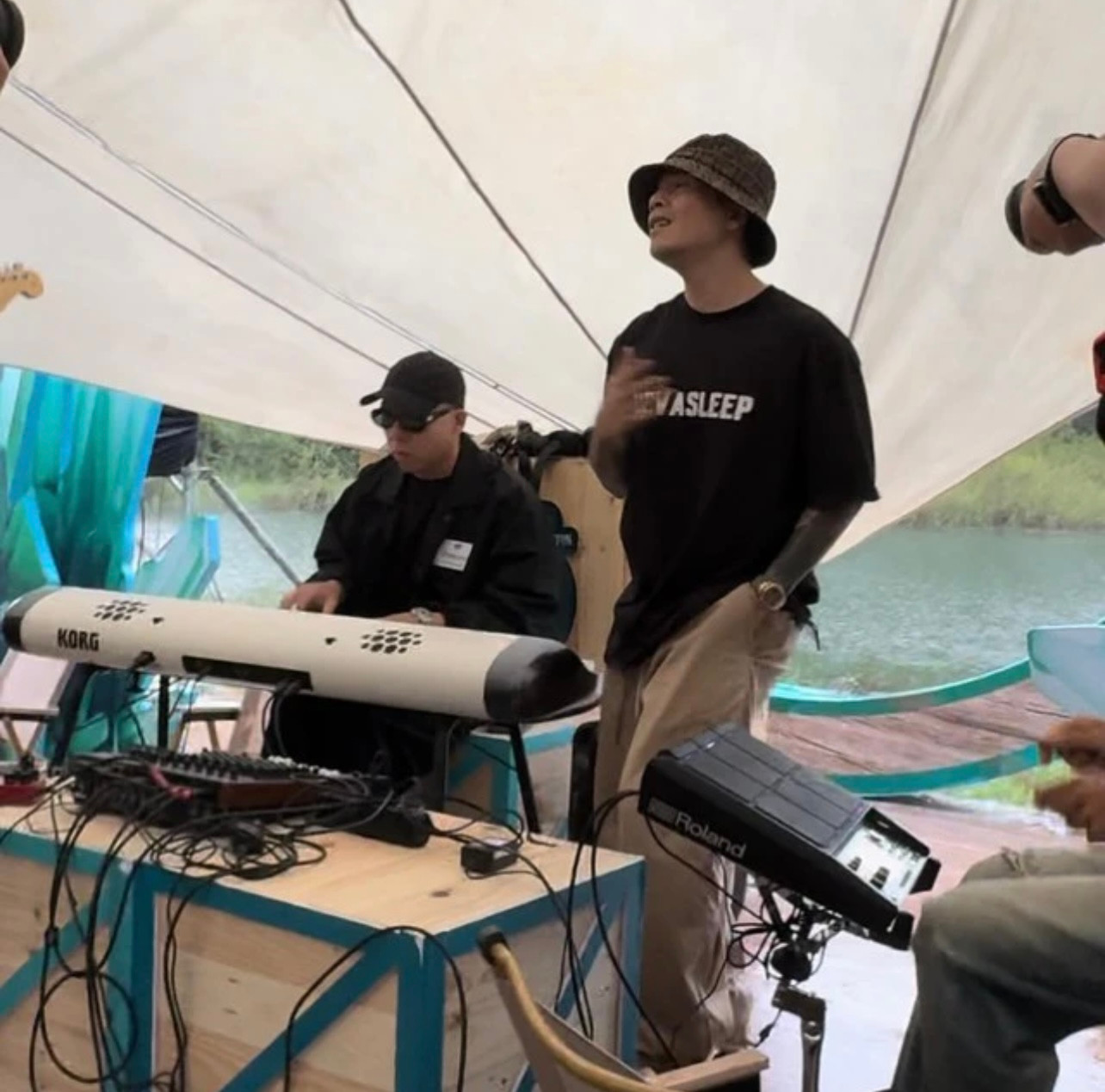 Nhóm nghệ sĩ SpaceSpeakers tại rừng thông. Nhóm nghệ sĩ SpaceSpeakers tại rừng thông.