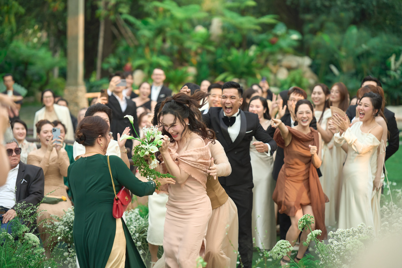 Hồ Quỳnh Hương cũng may mắn bắt được hoa cưới trong lễ thành đôi của ca sĩ Vũ Cát Tường.