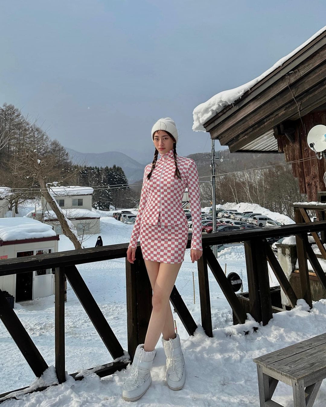 Lương Thùy Linh với kiểu phối trang phục "trên đông dưới hè". Cô luôn biết cách chọn trang phục để khoe lợi thế chân dài. Lương Thùy Linh với kiểu phối trang phục "trên đông dưới hè". Cô luôn biết cách chọn trang phục để khoe lợi thế chân dài.