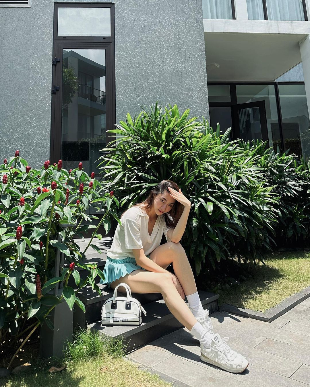 Mẫu váy ngắn màu xanh được Hoa hậu Thế giới Việt Nam 2019 tận dụng thường xuyên. Cô thường phối với áo trắng và sneaker năng động. Mẫu váy ngắn màu xanh được Hoa hậu Thế giới Việt Nam 2019 tận dụng thường xuyên. Cô thường phối với áo trắng và sneaker năng động.