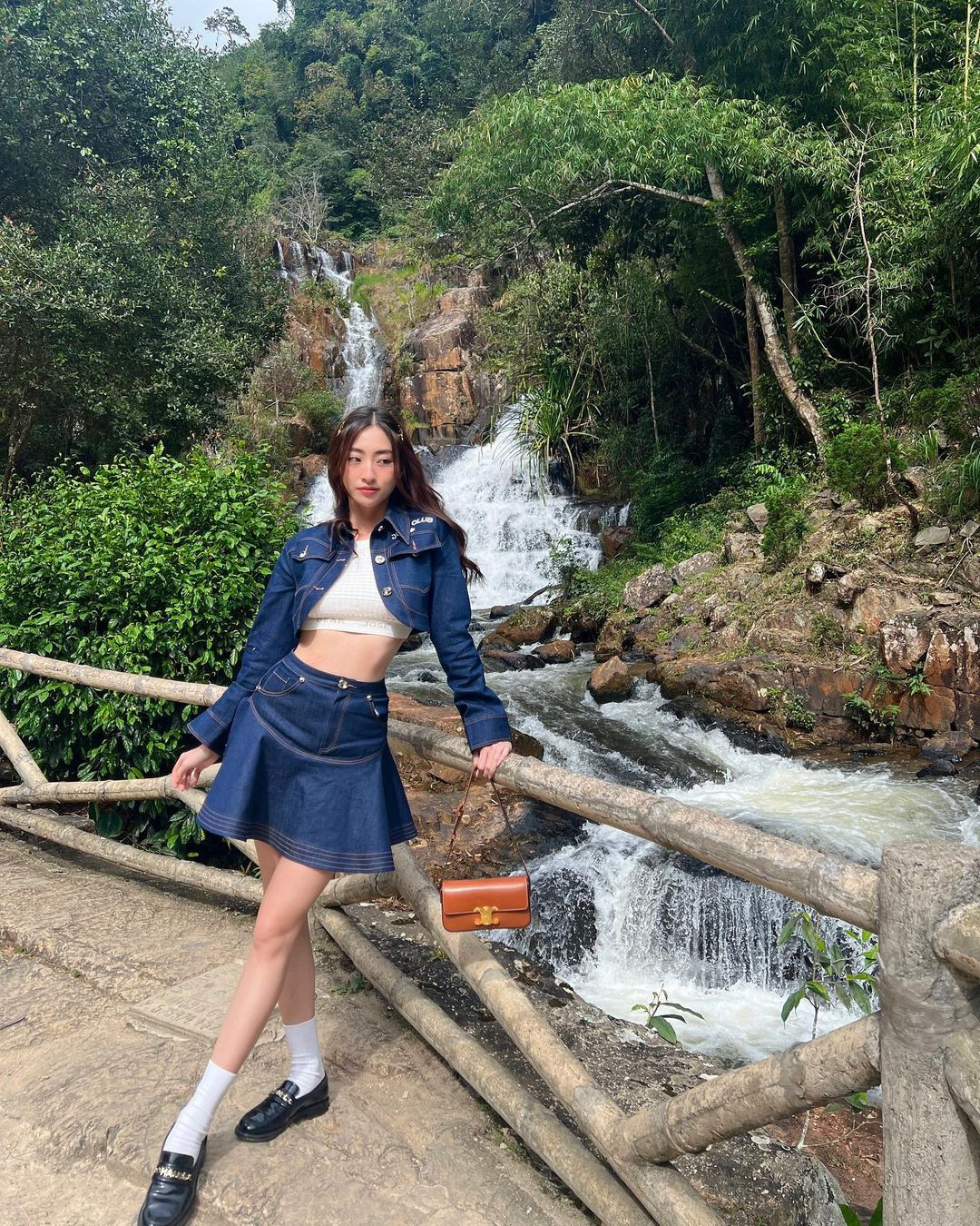 Phong cách học sinh Nhật Bản được Lương Thùy Linh diện trong một lần du lịch. Cô gây ấn tượng với crop top trong và áo khoác ngoài khoe eo thon. Phong cách học sinh Nhật Bản được Lương Thùy Linh diện trong một lần du lịch. Cô gây ấn tượng với crop top trong và áo khoác ngoài khoe eo thon.