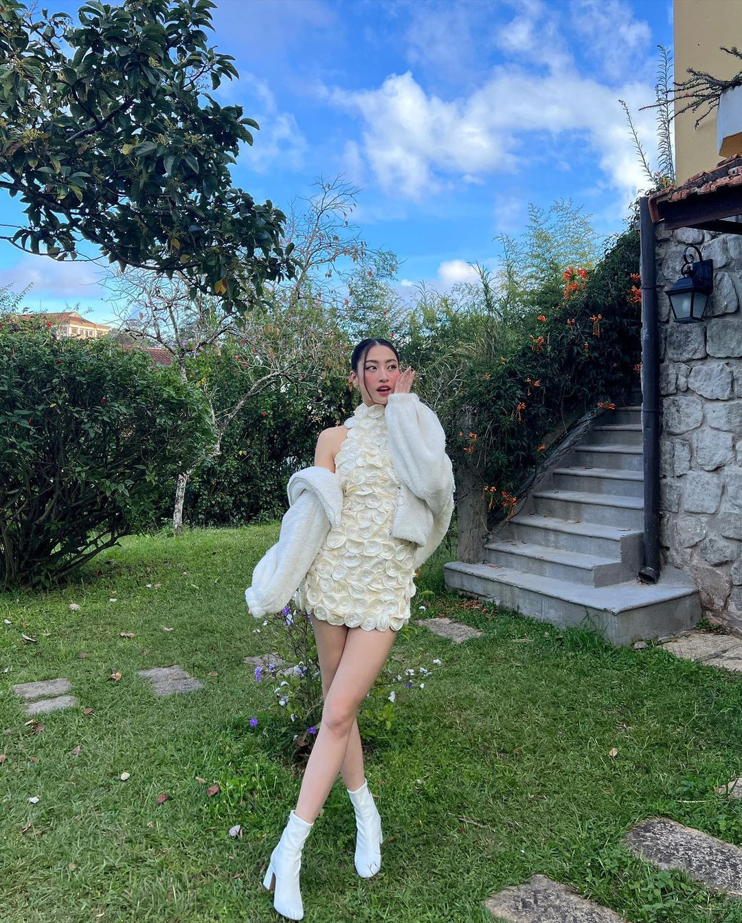 Trong lần khác, Lương Thùy Linh diện mẫu váy cổ yếm cầu kỳ in hoa 3D nổi bật. Cô tạo điểm nhấn bằng áo lông và boots cao gót. Trong lần khác, Lương Thùy Linh diện mẫu váy cổ yếm cầu kỳ in hoa 3D nổi bật. Cô tạo điểm nhấn bằng áo lông và boots cao gót.