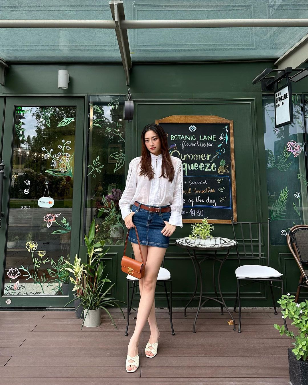 Top 12 Miss World 2019 đón hè bằng váy ngắn trên gối năng động. Cô phối trang phục cùng sơ mi trắng, guốc thấp đơn giản. Top 12 Miss World 2019 đón hè bằng váy ngắn trên gối năng động. Cô phối trang phục cùng sơ mi trắng, guốc thấp đơn giản.