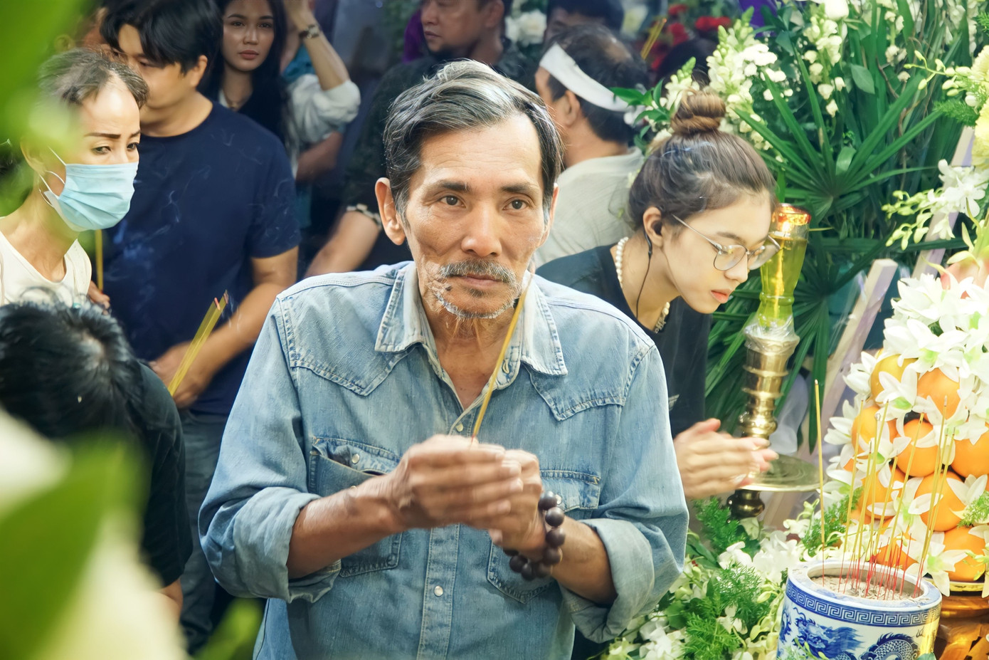 Diễn viên điện ảnh Thương Tín đến viếng Vũ Linh trong đêm. Theo ghi nhận của Tiền Phong, ông bước đi chậm chạp, khó khăn sau di chứng đột quỵ. Tại tang lễ, Thương Tín nói ông quen NSƯT Vũ Linh thông qua NSƯT Phương Hồng Thủy. "Anh em chúng tôi có vài lần lưu diễn chung. Khi biết tôi gặp khó khăn, Vũ Linh nhiều lần gọi điện hỏi thăm, an ủi", Thương Tín nói tại lễ tang. Ảnh: Phạm Thành Trung. Diễn viên điện ảnh Thương Tín đến viếng Vũ Linh trong đêm. Theo ghi nhận của Tiền Phong, ông bước đi chậm chạp, khó khăn sau di chứng đột quỵ. Tại tang lễ, Thương Tín nói ông quen NSƯT Vũ Linh thông qua NSƯT Phương Hồng Thủy. "Anh em chúng tôi có vài lần lưu diễn chung. Khi biết tôi gặp khó khăn, Vũ Linh nhiều lần gọi điện hỏi thăm, an ủi", Thương Tín nói tại lễ tang. Ảnh: Phạm Thành Trung.