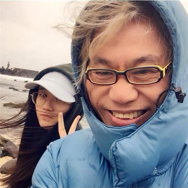 Ifeng năm 2017 đưa tin cặp ông - cháu sắp kết hôn do Tĩnh Ân mang thai. Tuy nhiên, cả hai lên tiếng phủ nhận, đồng thời khẳng định vẫn hạnh phúc trong mối quan hệ.