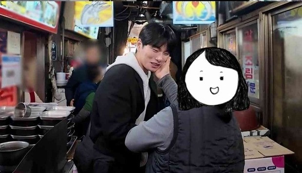 Lee Yi Kyung bị khán giả gọi là đồ xấu xa khi ghi hình ngoài chợ. Lee Yi Kyung bị khán giả gọi là đồ xấu xa khi ghi hình ngoài chợ.