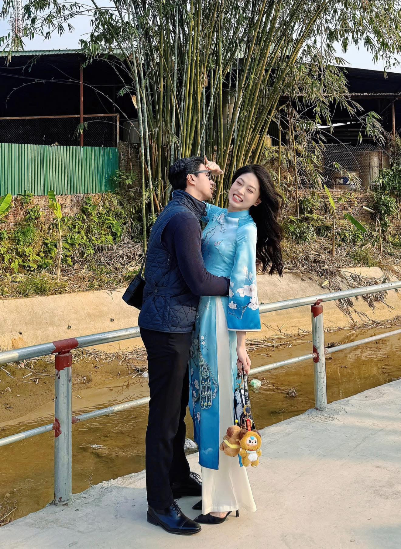 Á hậu Phương Nga và Bình An giữ nguyên phong cách chụp ảnh hài hước. Từ đêm 29 Tết, vợ chồng Á hậu Việt Nam 2018 liên tục gây chú ý khán giả với loạt ảnh ăn Tết độc đáo, không giống ai.