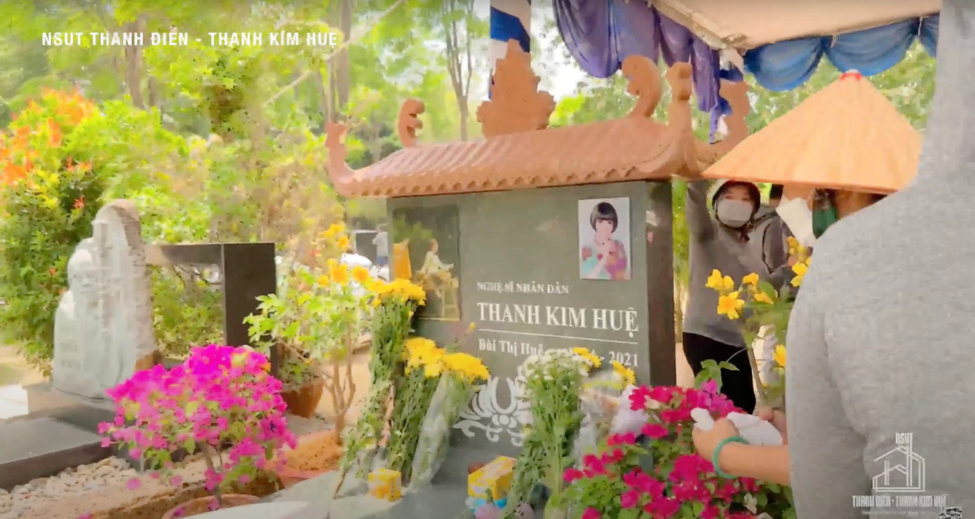 Nghệ sĩ Thanh Điền tạm thời tu sửa phần bị hư hại tại mộ của NSƯT Thanh Kim Huệ. Nghệ sĩ Thanh Điền tạm thời tu sửa phần bị hư hại tại mộ của NSƯT Thanh Kim Huệ.