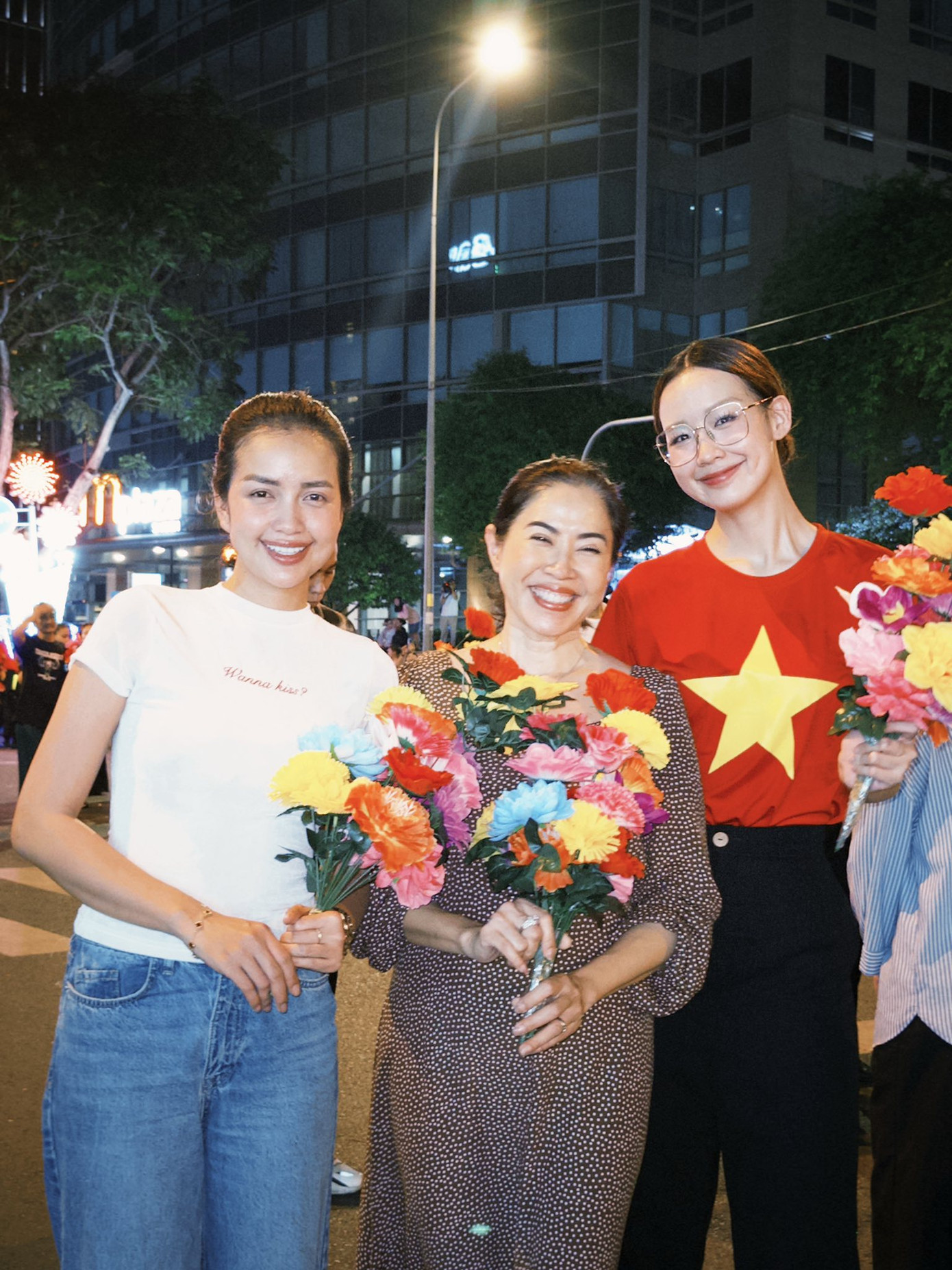 MC Quỳnh Hoa (giữa) cùng Hoa hậu Ngọc Châu (áo sơ mi trắng), Hoa hậu Bảo Ngọc tươi tắn tại buổi hợp luyện diễu binh. &quot;Năm xưa, cô bé Quỳnh Hoa 10 tuổi cùng Đội ca Nhà thiếu nhi Thành phố biểu diễn Thành phố 10 mùa hoa trong Lễ kỷ niệm 10 năm Ngày Giải phóng miền Nam, thống nhất Đất nước. 40 năm sau, &apos;cô bé&apos; cùng 50 văn nghệ sĩ và vận động viên tiêu biểu tham gia diễu hành tại lễ kỷ niệm 50 năm&quot;, MC Quỳnh Hoa viết trên trang cá nhân.