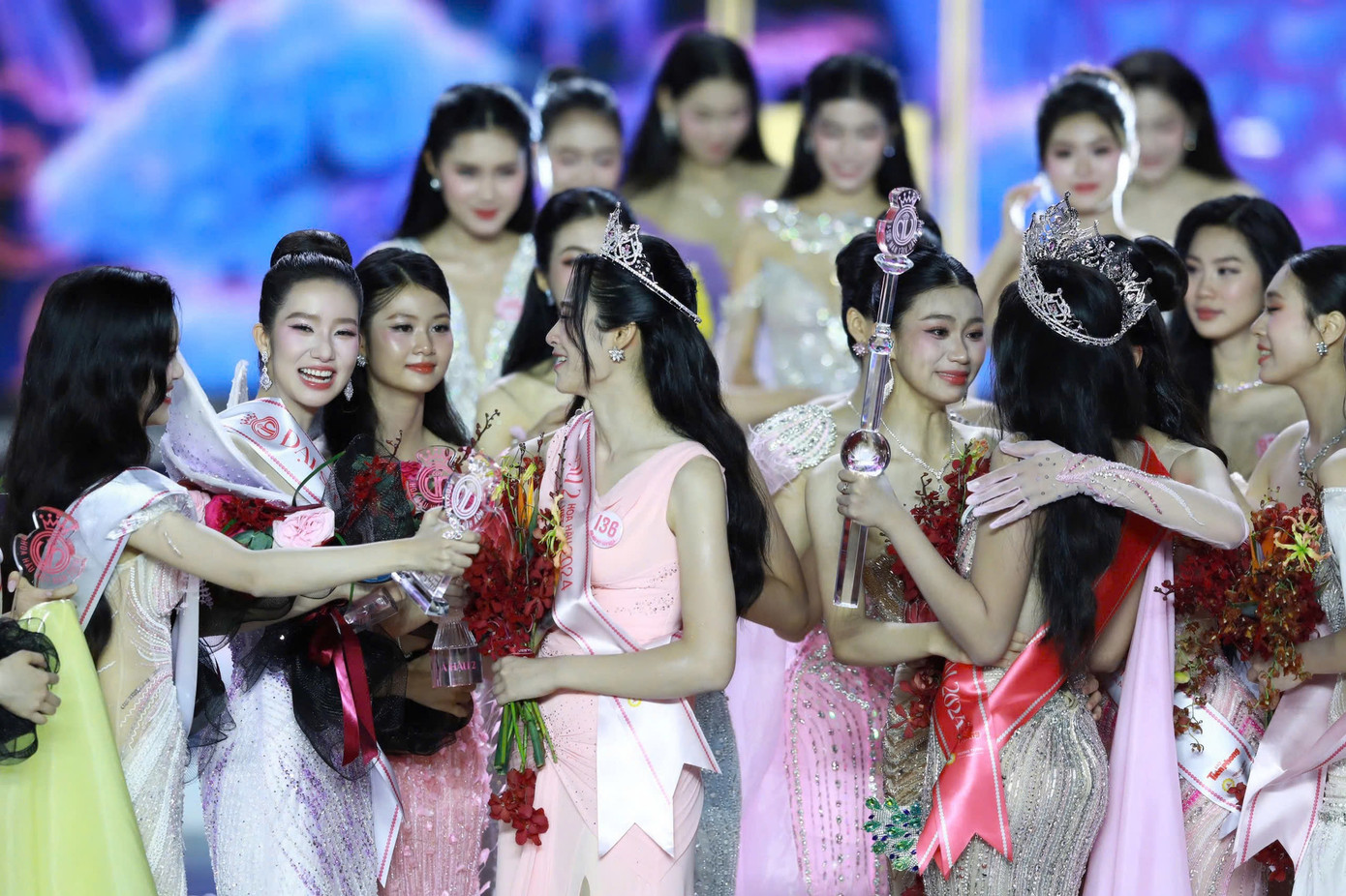 Thí sinh Phương Nhi (đại điện thành phố Huế) nói: &quot;Top 3 tuyệt vời&quot; khi nhận định về tân Hoa hậu Trúc Linh và hai Á hậu Châu Anh và Vân Nhi. Khoảnh khắc 21 thí sinh chạy về phía tân hoa hậu và hai á hậu để lại nhiều cảm xúc.