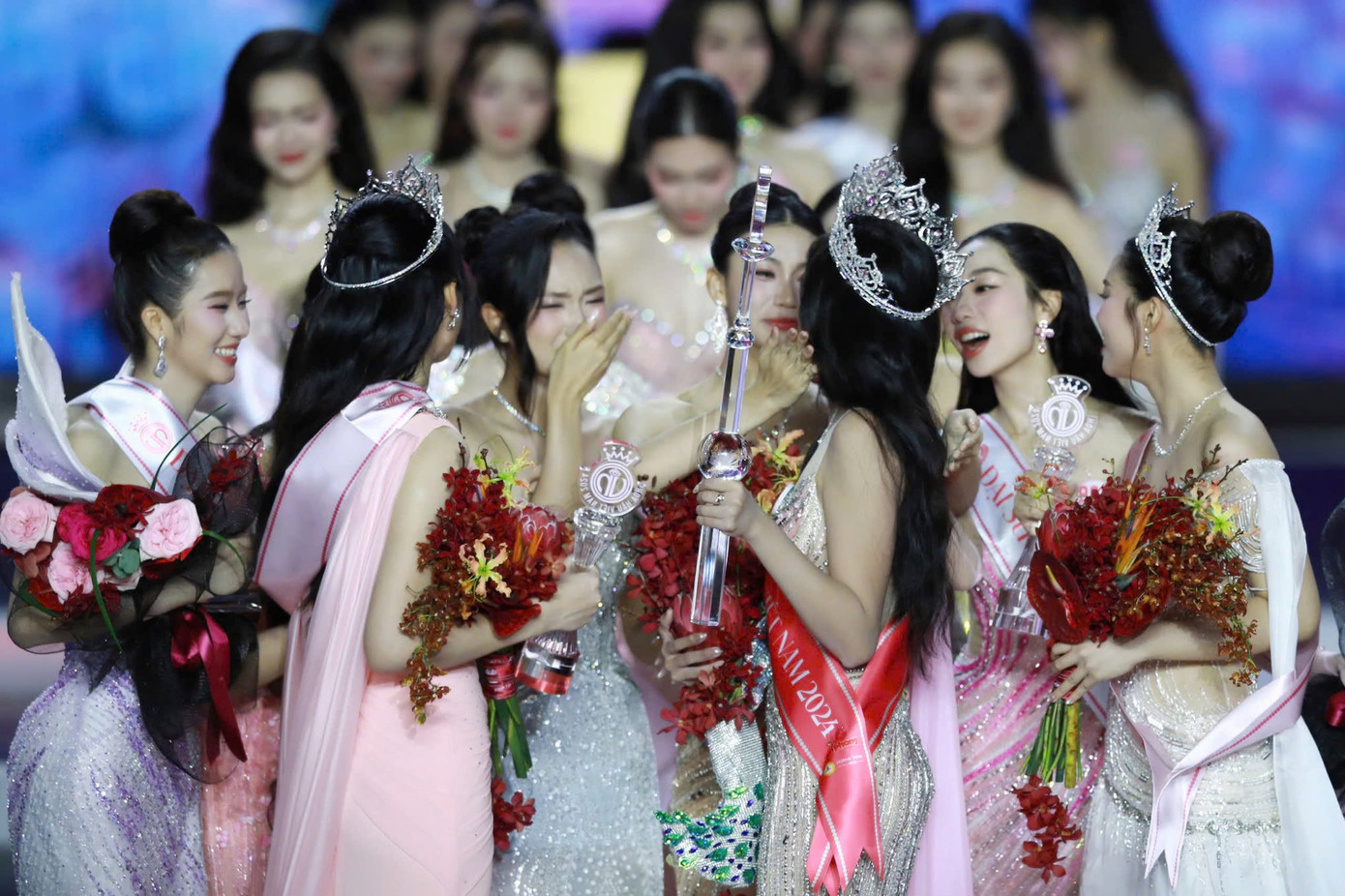 Thí sinh Huyền Cơ (trong ảnh đang vuốt má tân hoa hậu) cho biết cô đã manifest thành công Trúc Linh đăng quang Hoa hậu Việt Nam 2024. Cả hai có hành trình đáng nhớ tại Hoa hậu Việt Nam, dự thi với tư cách đương kim Hoa khôi (Trúc Linh) và Á khôi (Huyền Cơ) Đại học Tài chính - Marketing.