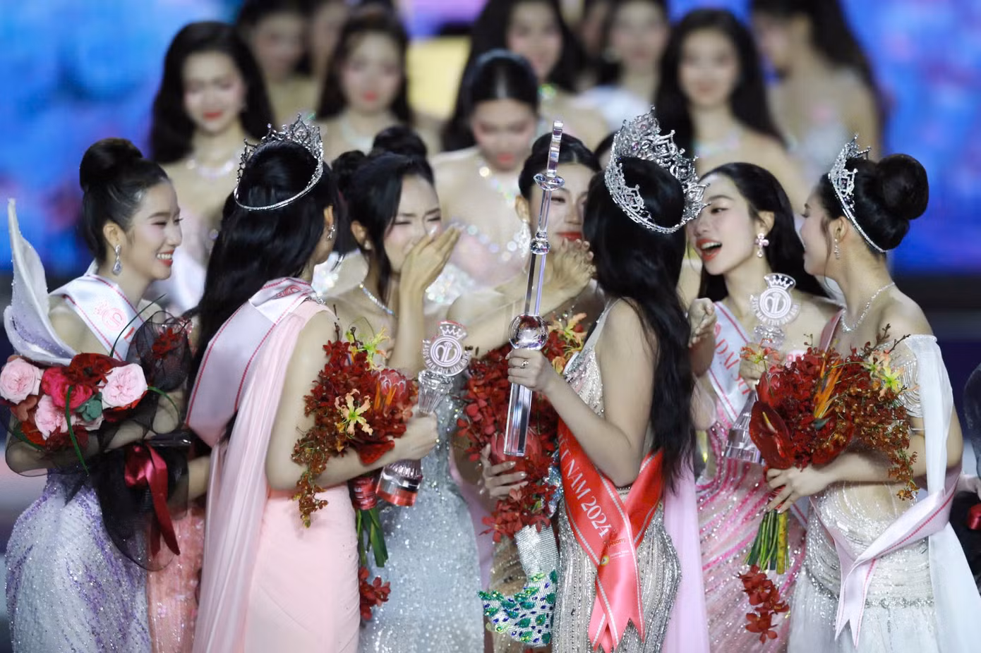 Thí sinh Huyền Cơ (trong ảnh đang vuốt má tân hoa hậu) cho biết cô đã manifest thành công Trúc Linh đăng quang Hoa hậu Việt Nam 2024. Cả hai có hành trình đáng nhớ tại Hoa hậu Việt Nam, dự thi với tư cách đương kim Hoa khôi (Trúc Linh) và Á khôi (Huyền Cơ) Đại học Tài chính - Marketing.