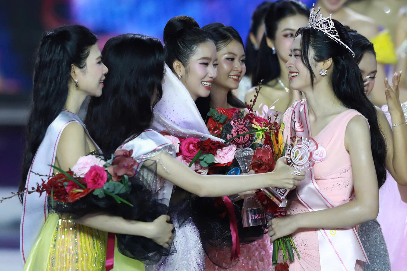 Các Đại sứ Du lịch và Thời trang (Linh Đan), Đại sứ Nhân ái (Phương Nhi) và Đại sứ Truyền thông và Nghệ thuật (Mỹ Vân) đến chúc mừng chiến thắng cho Á hậu 2 Vân Nhi, đồng thời là người đẹp chiến thắng danh hiệu Người đẹp được yêu thích nhất.