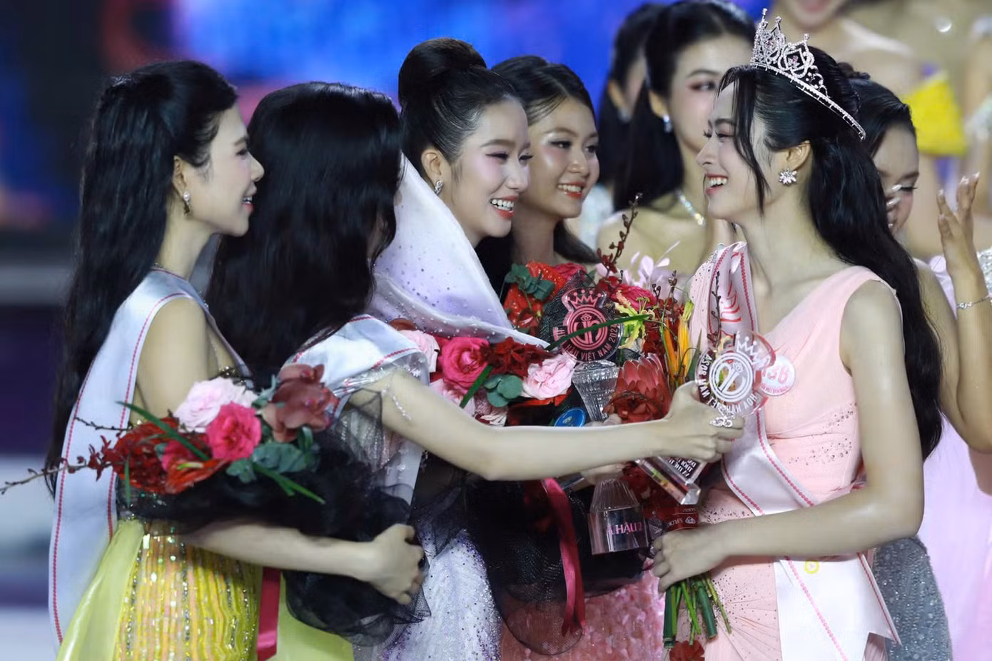 Các Đại sứ Du lịch và Thời trang (Linh Đan), Đại sứ Nhân ái (Phương Nhi) và Đại sứ Truyền thông và Nghệ thuật (Mỹ Vân) đến chúc mừng chiến thắng cho Á hậu 2 Vân Nhi, đồng thời là người đẹp chiến thắng danh hiệu Người đẹp được yêu thích nhất.