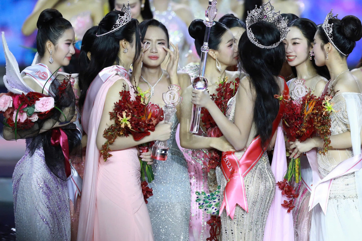 Nhiều người đẹp bật khóc không phải vì kết quả. Các cô gái tiếc nuối vì kết thúc hành trình ba tháng đồng hành cùng nhau, có nhiều kỷ niệm đáng nhớ tại Hoa hậu Việt Nam 2024.