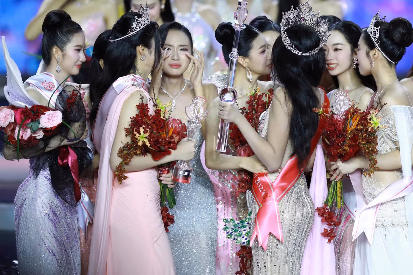 Nhiều người đẹp bật khóc không phải vì kết quả. Các cô gái tiếc nuối vì kết thúc hành trình ba tháng đồng hành cùng nhau, có nhiều kỷ niệm đáng nhớ tại Hoa hậu Việt Nam 2024.