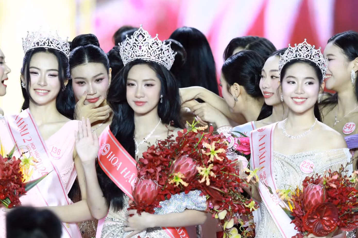 Đương kim Hoa hậu Hà Trúc Linh và Á hậu 2 Vân Nhi (trái) và Á hậu 1 Châu Anh trong vòng tay của các thí sinh sau khi đăng quang.