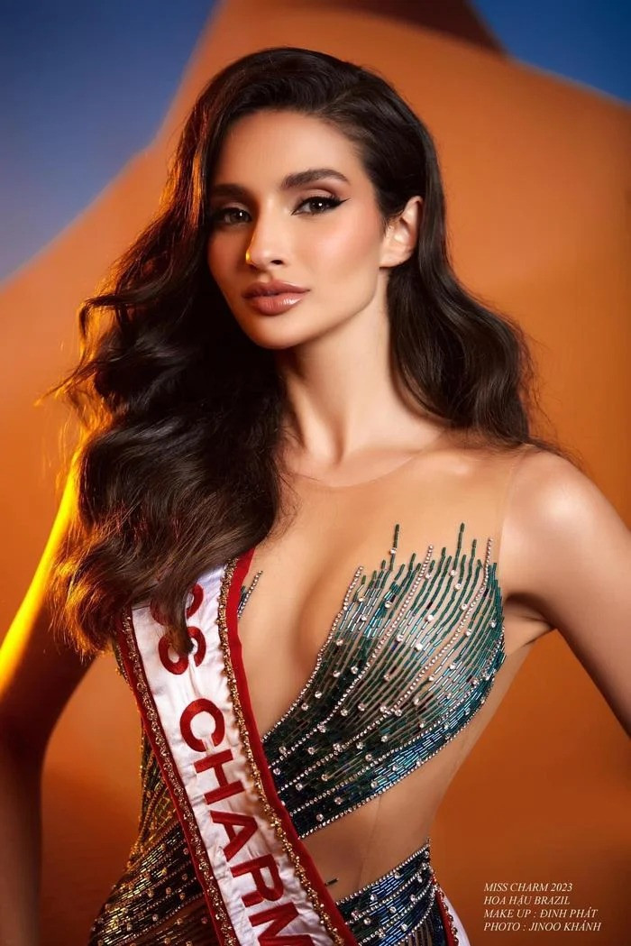 Tân Hoa hậu Sắc đẹp Quốc tế không mang vương miện trong bộ ảnh sau đăng quang. Tân Hoa hậu Sắc đẹp Quốc tế không mang vương miện trong bộ ảnh sau đăng quang.