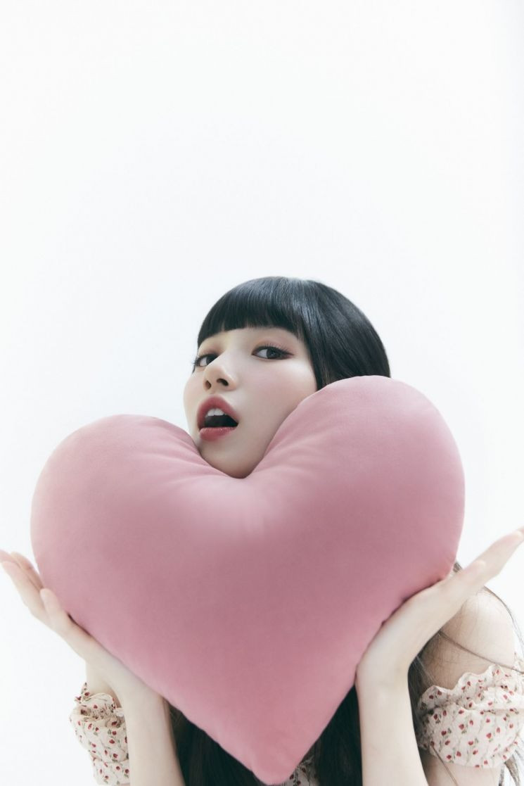 Suzy có nhiều cảnh hôn nóng bỏng với bạn diễn nam trong phim.