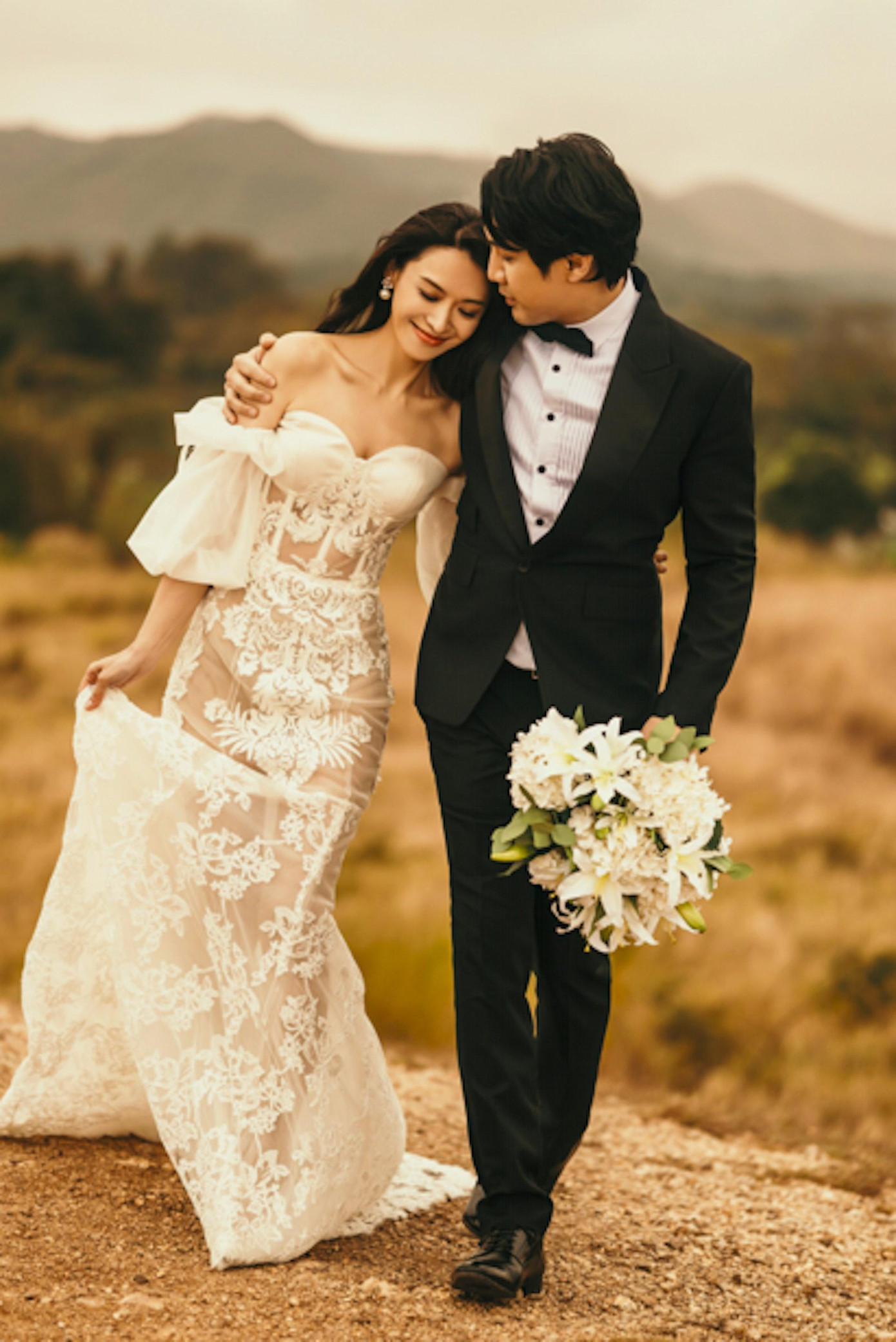 Cặp đôi hạnh phúc trong bộ ảnh cưới. Ảnh: HK01.