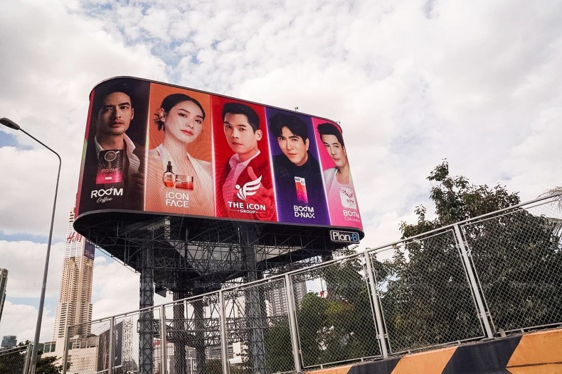 Biển quảng cáo của iCon Group có mặt diễn viên Min Pechaya. Biển quảng cáo của iCon Group có mặt diễn viên Min Pechaya.