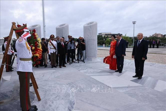 Tổng Bí thư, Chủ tịch nước Tô Lâm và Phu nhân đặt hoa tưởng niệm Anh hùng dân tộc Cuba Jose Marti. Tổng Bí thư, Chủ tịch nước Tô Lâm và Phu nhân đặt hoa tưởng niệm Anh hùng dân tộc Cuba Jose Marti.
