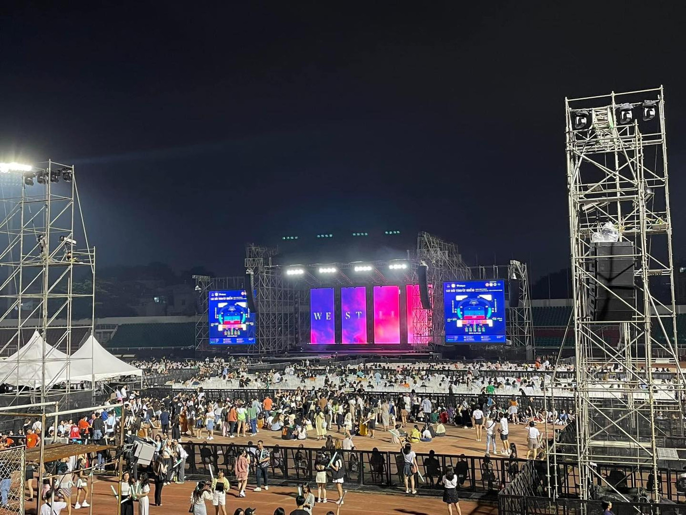 Khán giả phản ánh tình trạng tầm nhìn bị che và ghế ngồi chưa được vệ sinh kỹ. Khán giả phản ánh tình trạng tầm nhìn bị che và ghế ngồi chưa được vệ sinh kỹ.