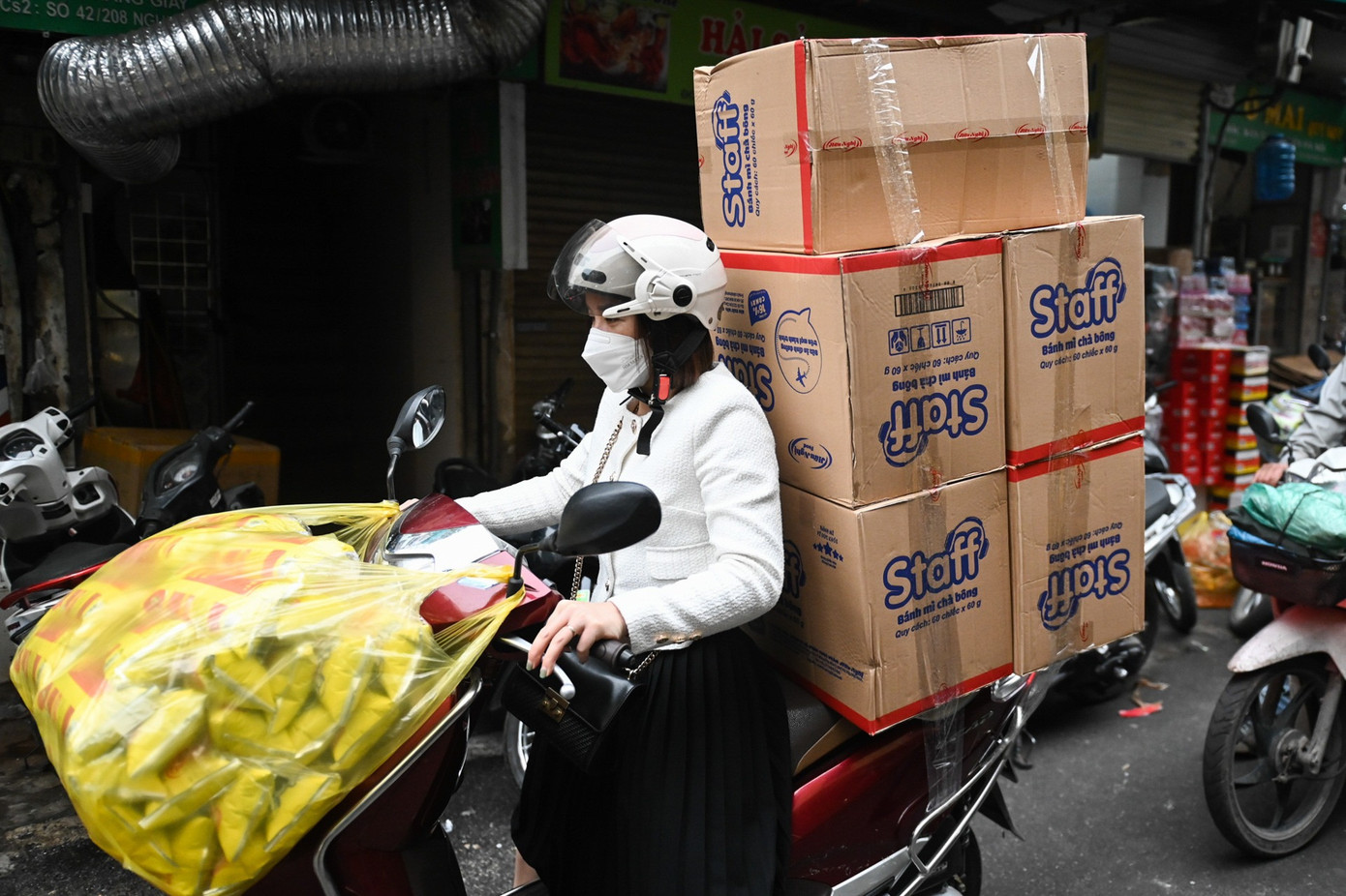 Người dân đang phải gồng gánh nhiều khoản chi tiêu. Ảnh: Thạch Thảo.