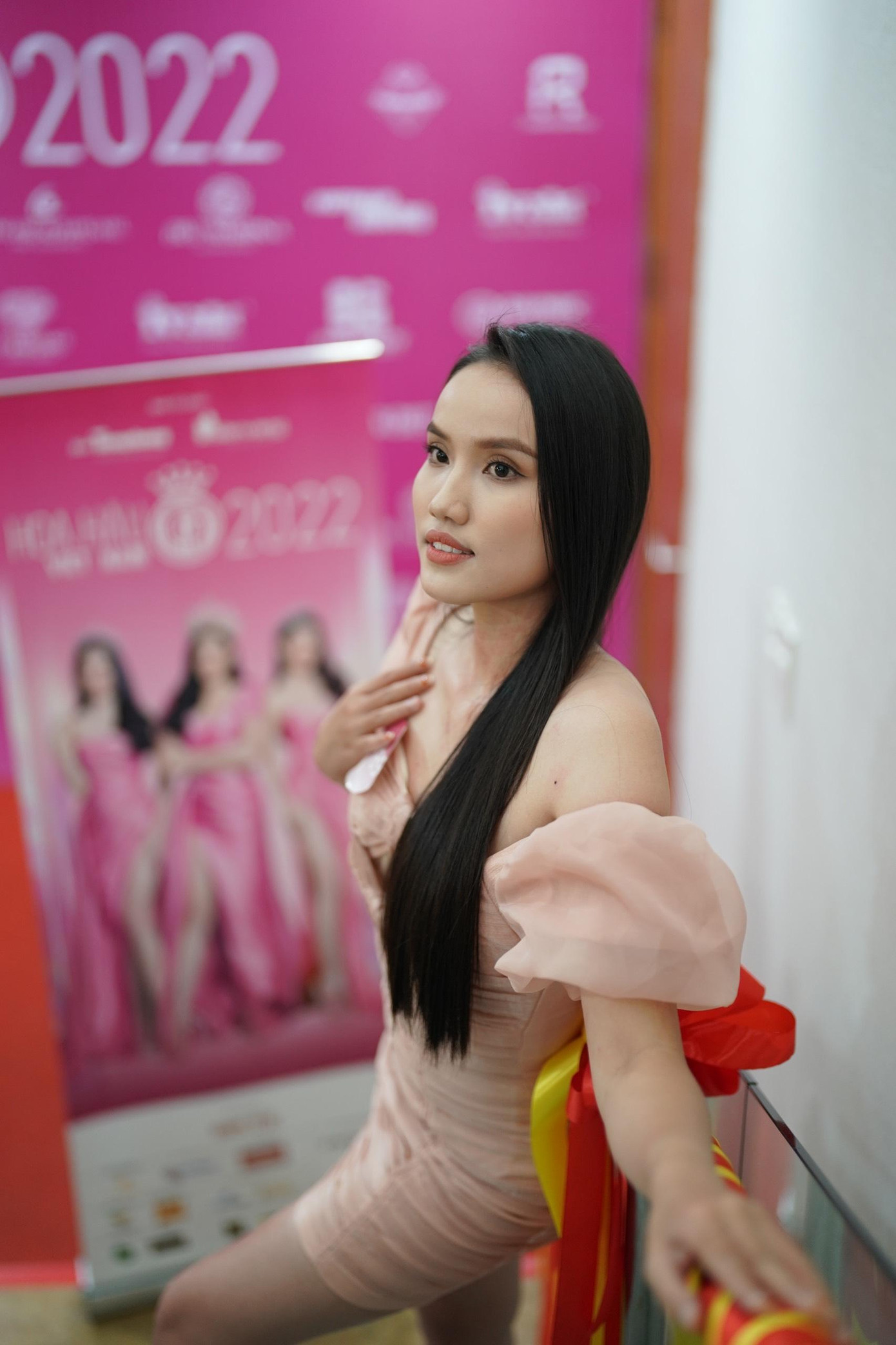 Nhiều thí sinh tranh thủ thời gian lưu giữ khoảnh khắc kỷ niệm. Thí sinh Trần Lê Mai Chi (SBD 127) chia sẻ với Tiền Phong rằng Hoa hậu Việt Nam là cuộc thi nhan sắc lớn. Trong vòng phỏng vấn kín, cô lo lắng vì mặc sai trang phục. Cô gái sinh năm 2003 hy vọng có cơ hội bước tiếp.