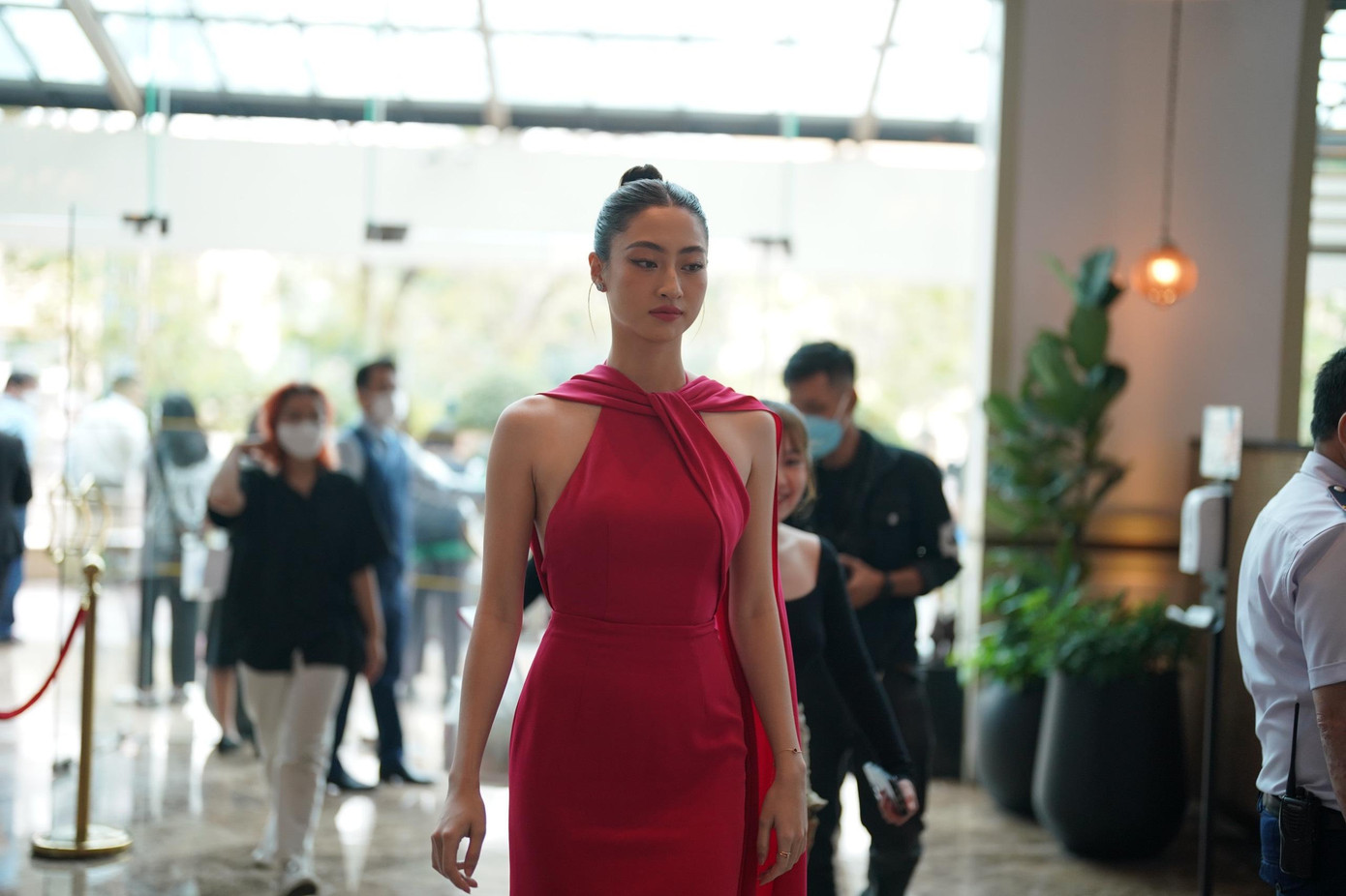 Lương Thùy Linh diện trang phục với thiết kế cổ yếm đến dự sự kiện. Sau khi kết thúc nhiệm kỳ Miss World Vietnam 2022, người đẹp hoạt động mạnh trong vai trò MC, người mẫu ảnh.