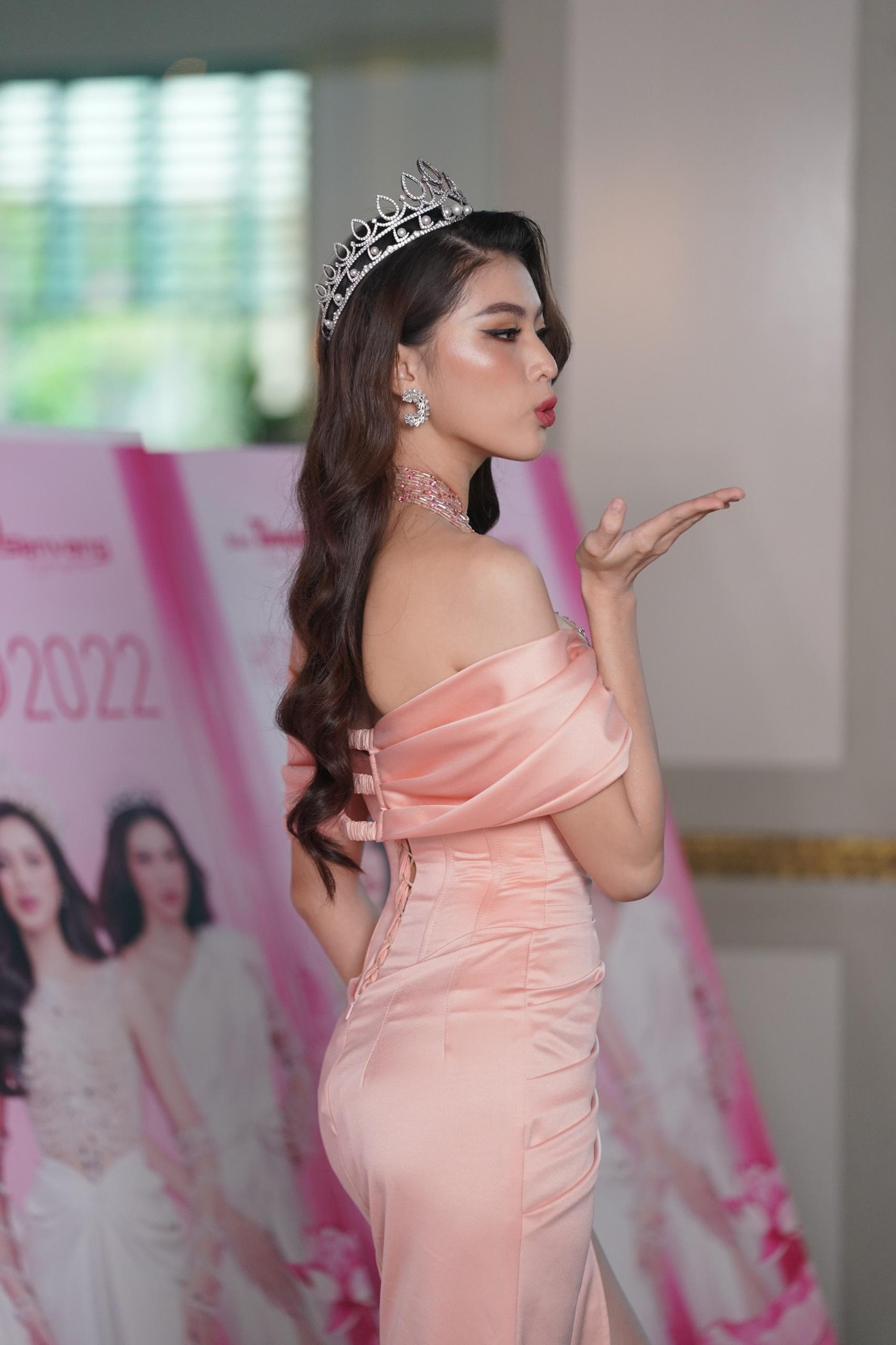 Á hậu Ngọc Thảo diện trang phục hồng gợi cảm tại họp báo chung khảo Hoa hậu Việt Nam 2022. Người đẹp đội tiara khoe sắc trên thảm đỏ. Cô khoe thân hình đồng hồ cát cùng đôi vai gầy.