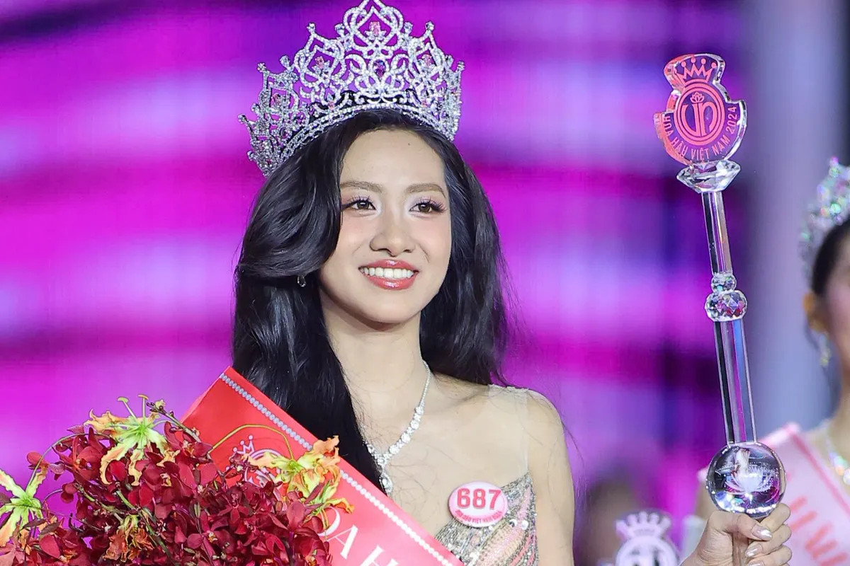 Hà Trúc Linh nắm tay Á hậu 1 chờ xướng tên ngôi vị cao nhất (ảnh trên) và khoảnh khắc đội vương miện, cầm quyền trượng Hoa hậu Việt Nam 2024. Hà Trúc Linh nắm tay Á hậu 1 chờ xướng tên ngôi vị cao nhất (ảnh trên) và khoảnh khắc đội vương miện, cầm quyền trượng Hoa hậu Việt Nam 2024.