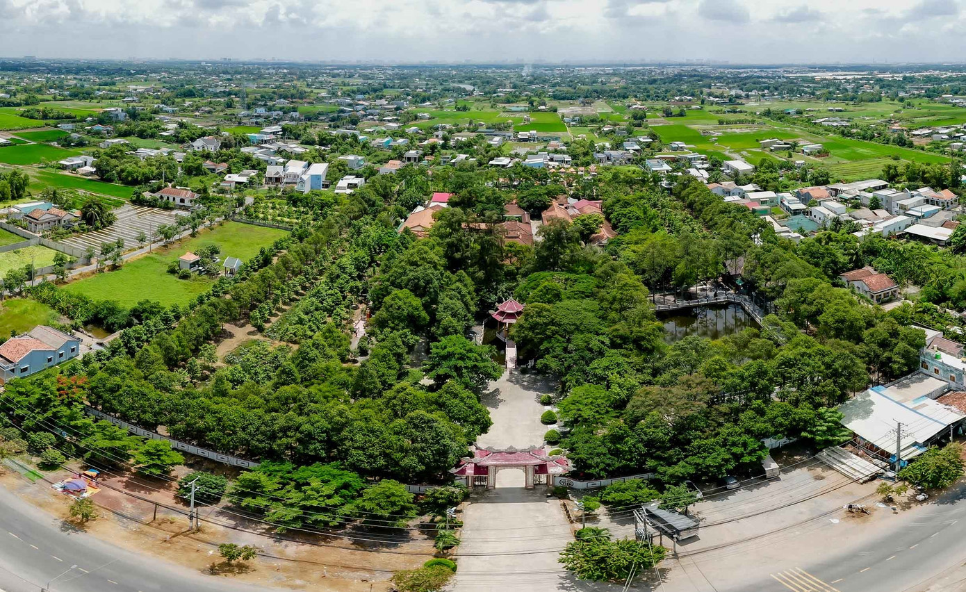 Chùa Tôn Thạnh là công trình được xây dựng tại vùng đất Long An vào khoảng đầu thế kỷ 19, trong khoảng từ năm 1808. Ban đầu chùa có tên Lan Nhã hay còn được người dân địa phương gọi là Ông Ngộ do được thiền sư Viên Ngộ xây dựng. Đây là nơi nhà thơ Nguyễn Đình Chiểu đã viết "Văn tế nghĩa sĩ Cần Giuộc" và truyện thơ "Lục Vân Tiên".