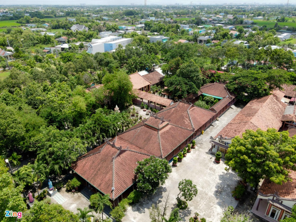 Kiến trúc chùa Tôn Thạnh hiện nay là kết quả của nhiều lần trùng tu, gần đây nhất là vào tháng 6/1998. Tuy được kết hợp hoà quyện giữa cái cũ và cái mới, nhìn chung hệ thống liên kết của chùa Tôn Thạnh vẫn giữ được kiến trúc truyền thống Nam Bộ.