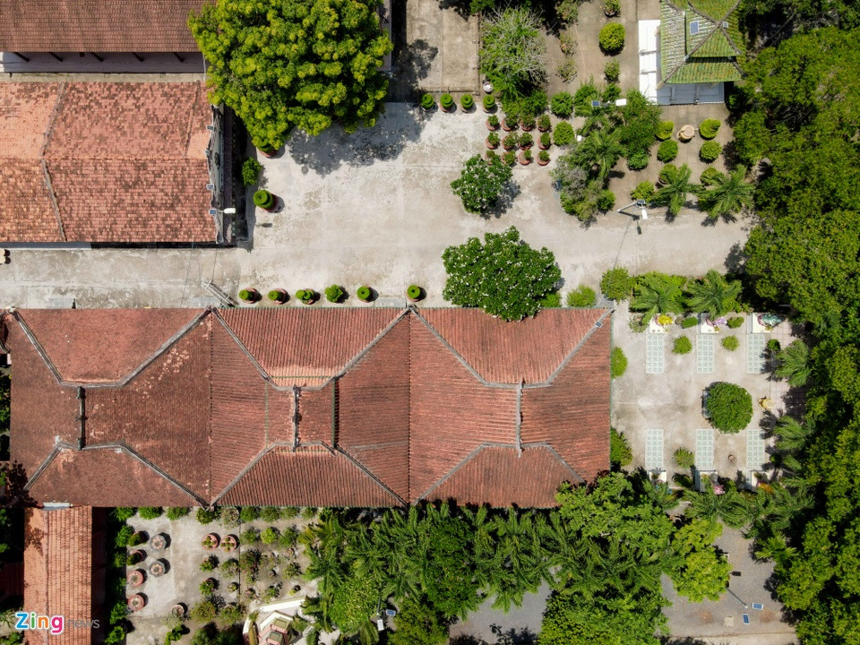 Kiến trúc chùa Tôn Thạnh hiện nay là kết quả của nhiều lần trùng tu, gần đây nhất là vào tháng 6/1998. Tuy được kết hợp hoà quyện giữa cái cũ và cái mới, nhìn chung hệ thống liên kết của chùa Tôn Thạnh vẫn giữ được kiến trúc truyền thống Nam Bộ.