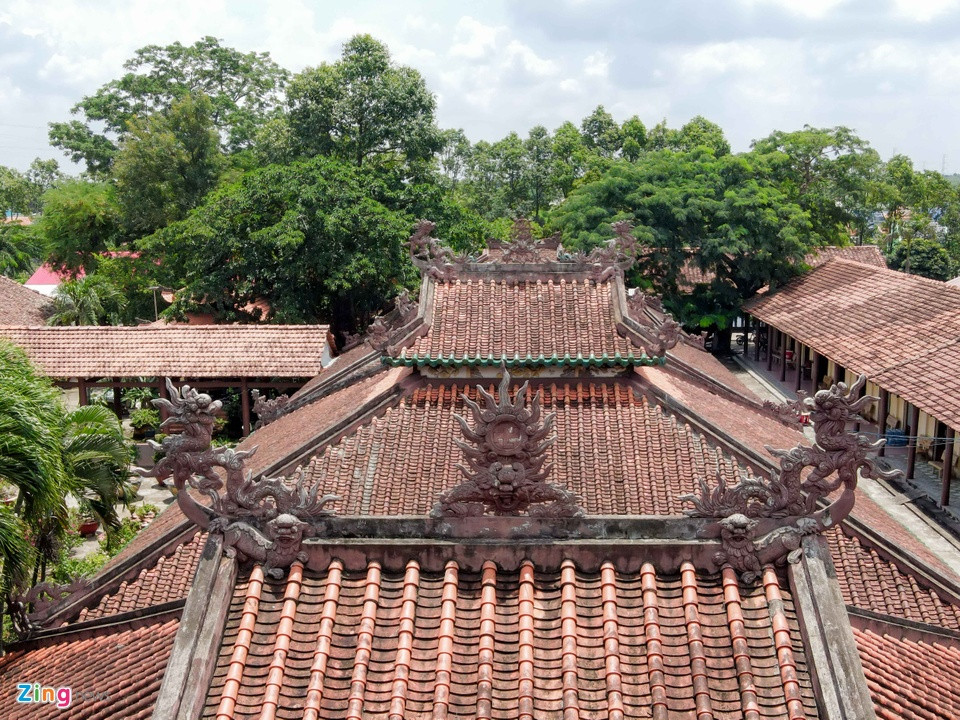 Mái nhà lợp ngói theo kiểu vảy cá xếp đan xen với nhau, các đầu đao trên đỉnh mái trang trí rồng phượng, cảnh “Lưỡng long tranh châu", mang đậm kiến trúc đặc trưng của truyền thống Nam Bộ.