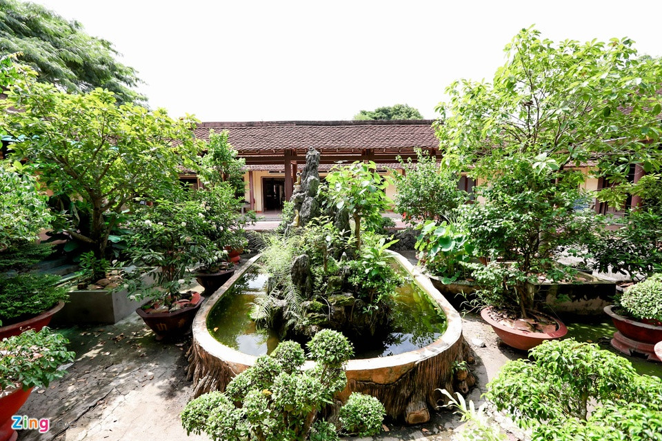 Nối theo trai đường là sân thiên tỉnh, có hòn non bộ mục đích là lấy ánh sáng và giải nhiệt. Hai bên sân là dãy hành lang nối xuống gian phòng nghỉ ngơi của các sư.