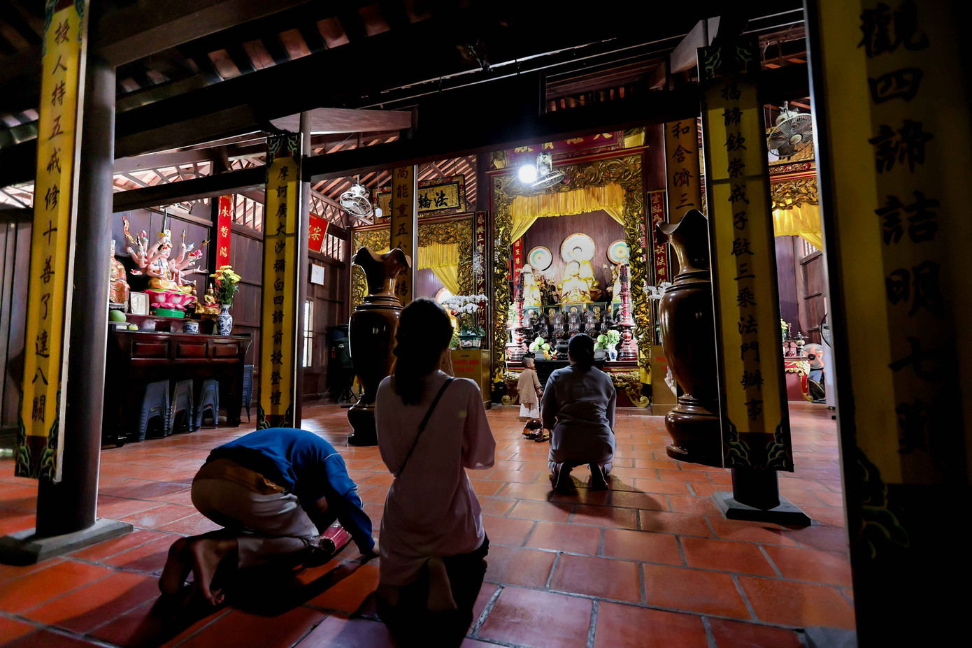 Chánh điện thờ Thích Ca Mâu Ni, Di Đà Tam Tôn, Dược Sư Lưu Ly,... bên trái thờ Địa Tạng Vương Bồ Tát, bên phải thờ A Di Đà Phật. khoảng 80 tượng Phật bài trí trong chùa, hầu hết làm bằng gốm và đất nung, có tuổi đời hơn nửa thế kỷ.