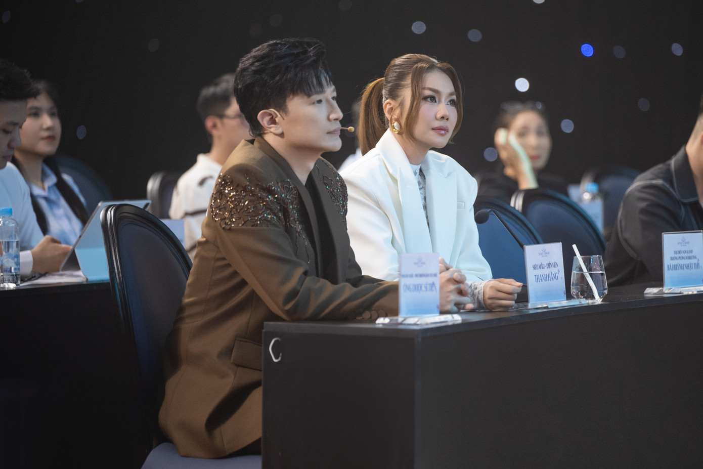 Dược sĩ Tiến và siêu mẫu Thanh Hằng là host của series truyền hình thực tế Hoa khôi Sinh viên Việt Nam 2025.