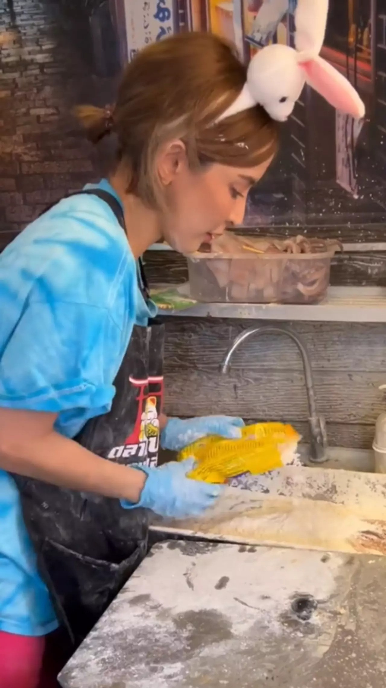 Pinky Savika bán mực chiên ở chợ cá.