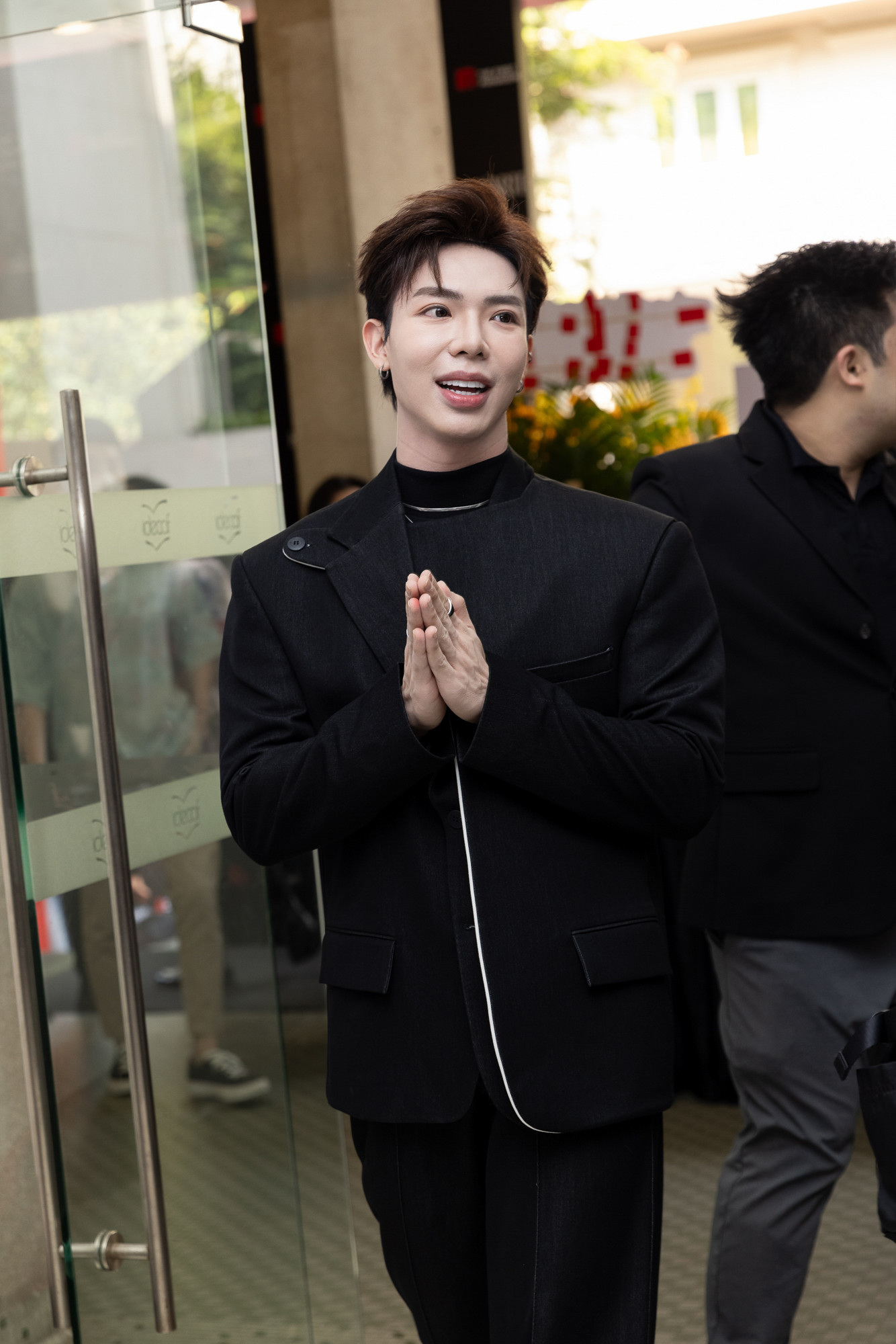 Erik diện nguyên cây đen tại buổi ra mắt có nhiều sao tham dự.