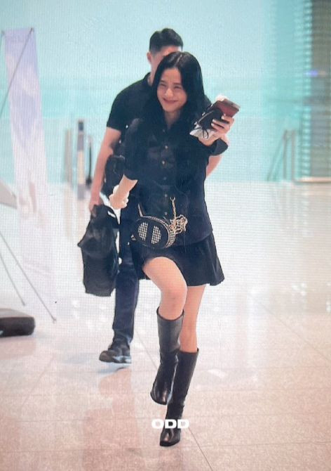 Jisoo rạng rỡ tại sân bay quốc tế Incheon.