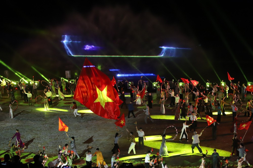 Độ hoành tráng của đại nhạc kịch Chuyến tàu huyền thoại trong đêm khai mạc Lễ hội sông nước TPHCM 2024.