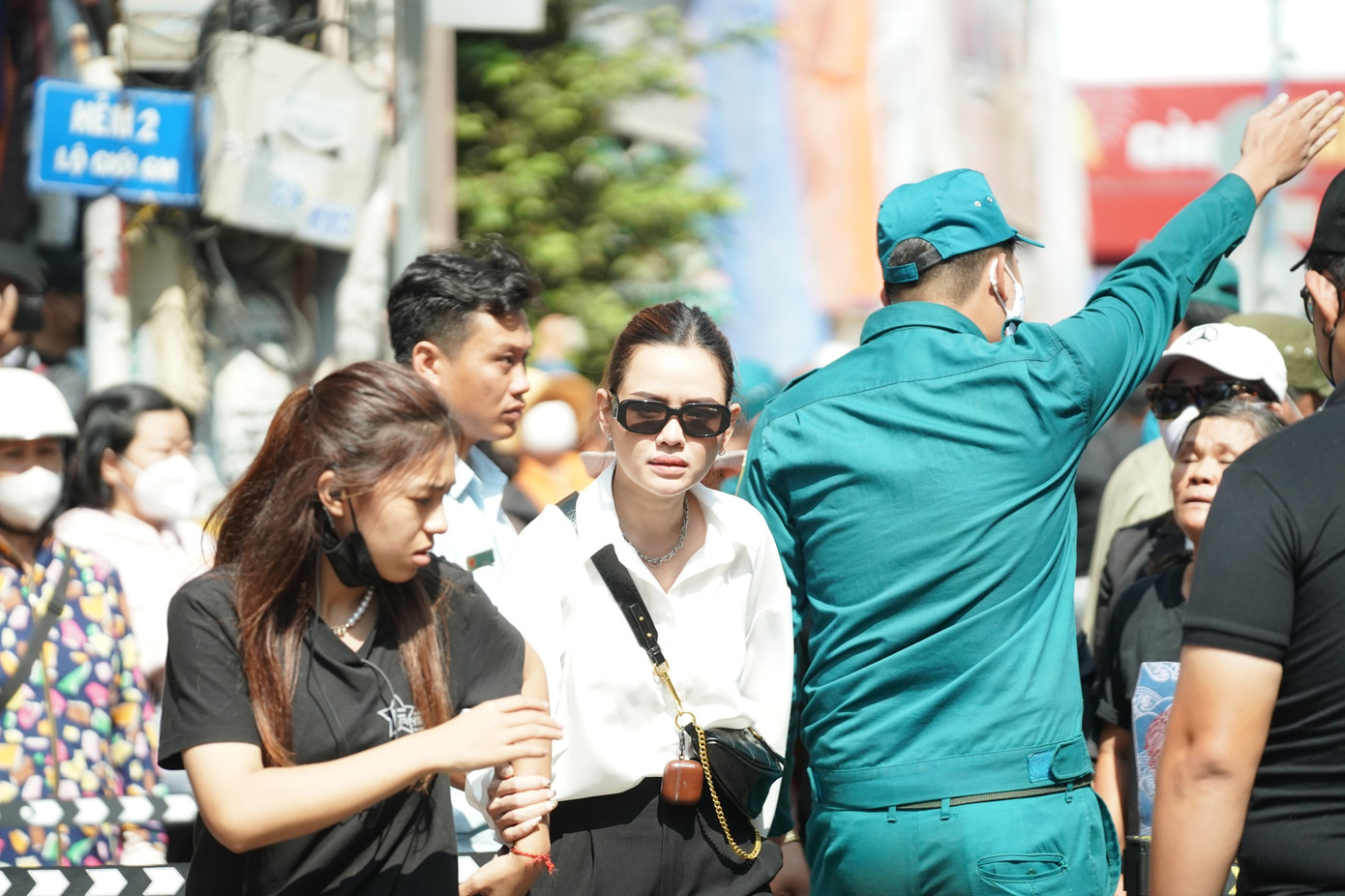 Lực lượng dân quân tự vệ làm việc hết công sức trong ngày đưa tang NSƯT Vũ Linh.