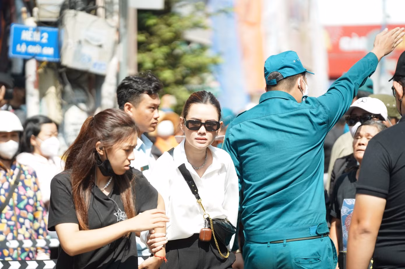 Lực lượng dân quân tự vệ làm việc hết công sức trong ngày đưa tang NSƯT Vũ Linh.