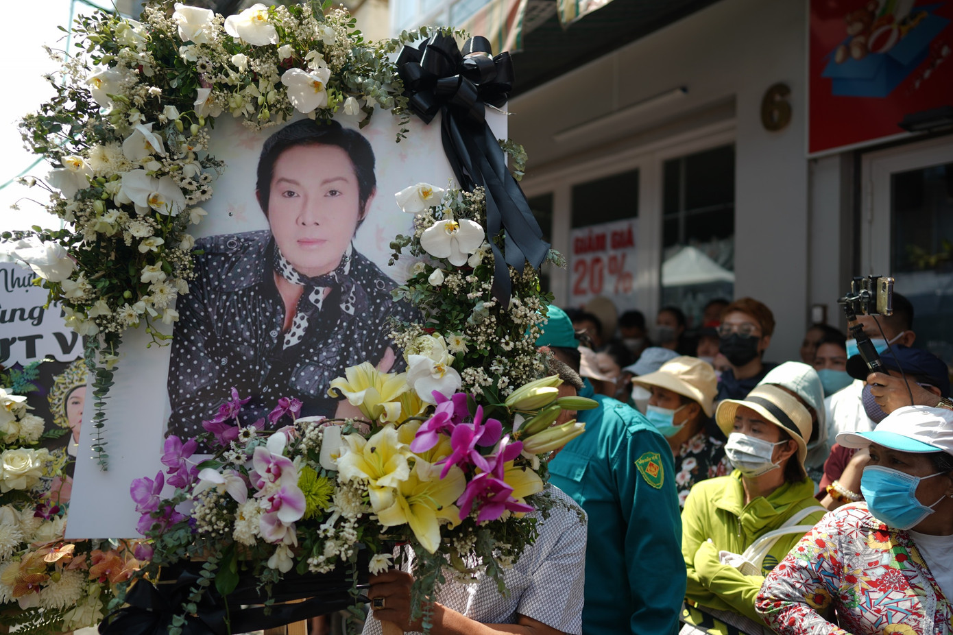 Gương mặt xúc động của người dân khi nhìn lần cuối di ảnh, cỗ áo quan của NSƯT Vũ Linh trước khi được đưa ra Nghĩa trang Hoa viên Bình Dương.